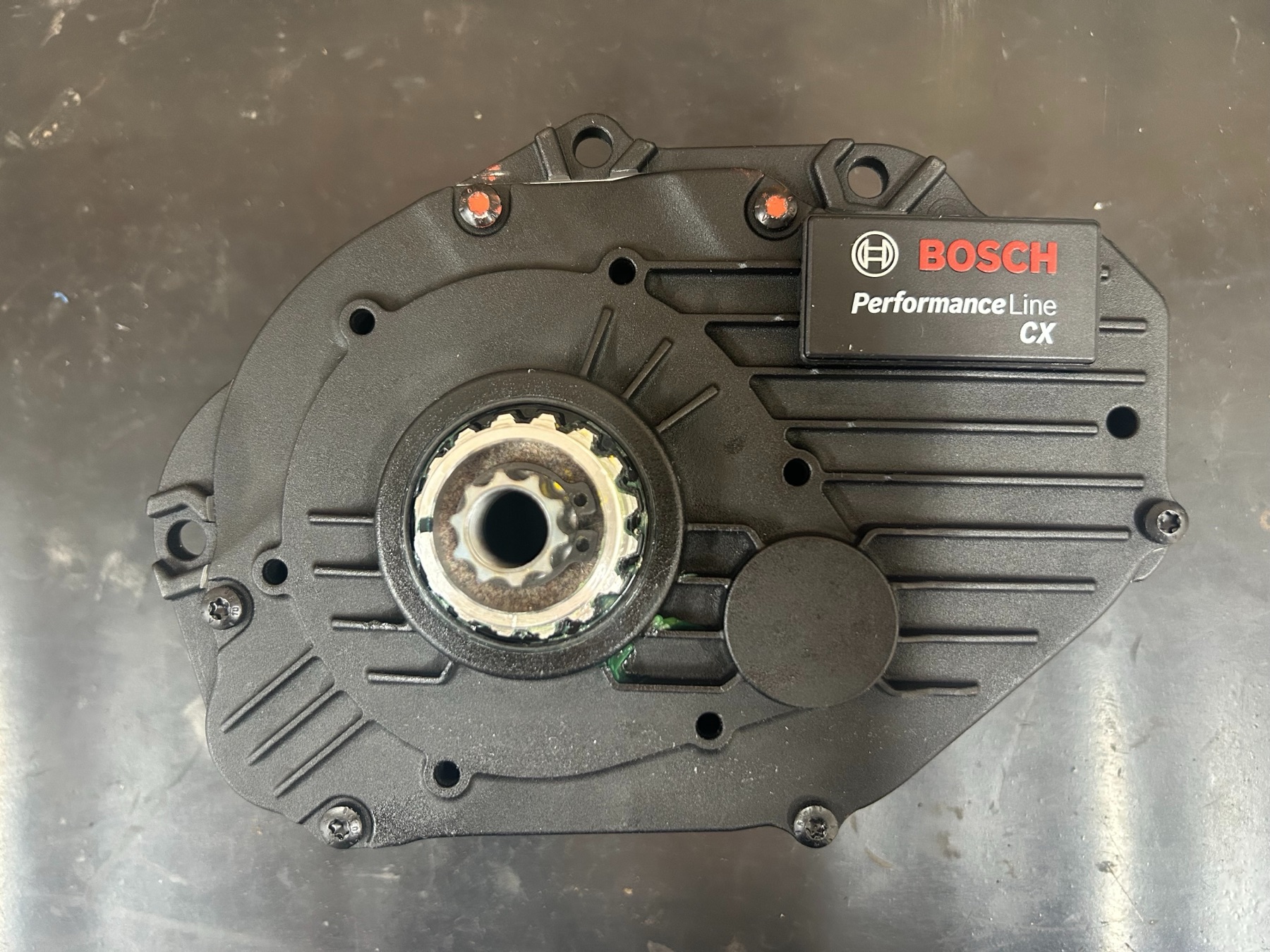 Geöffneter Bosch Performance Line CX Motor auf der Werkbank