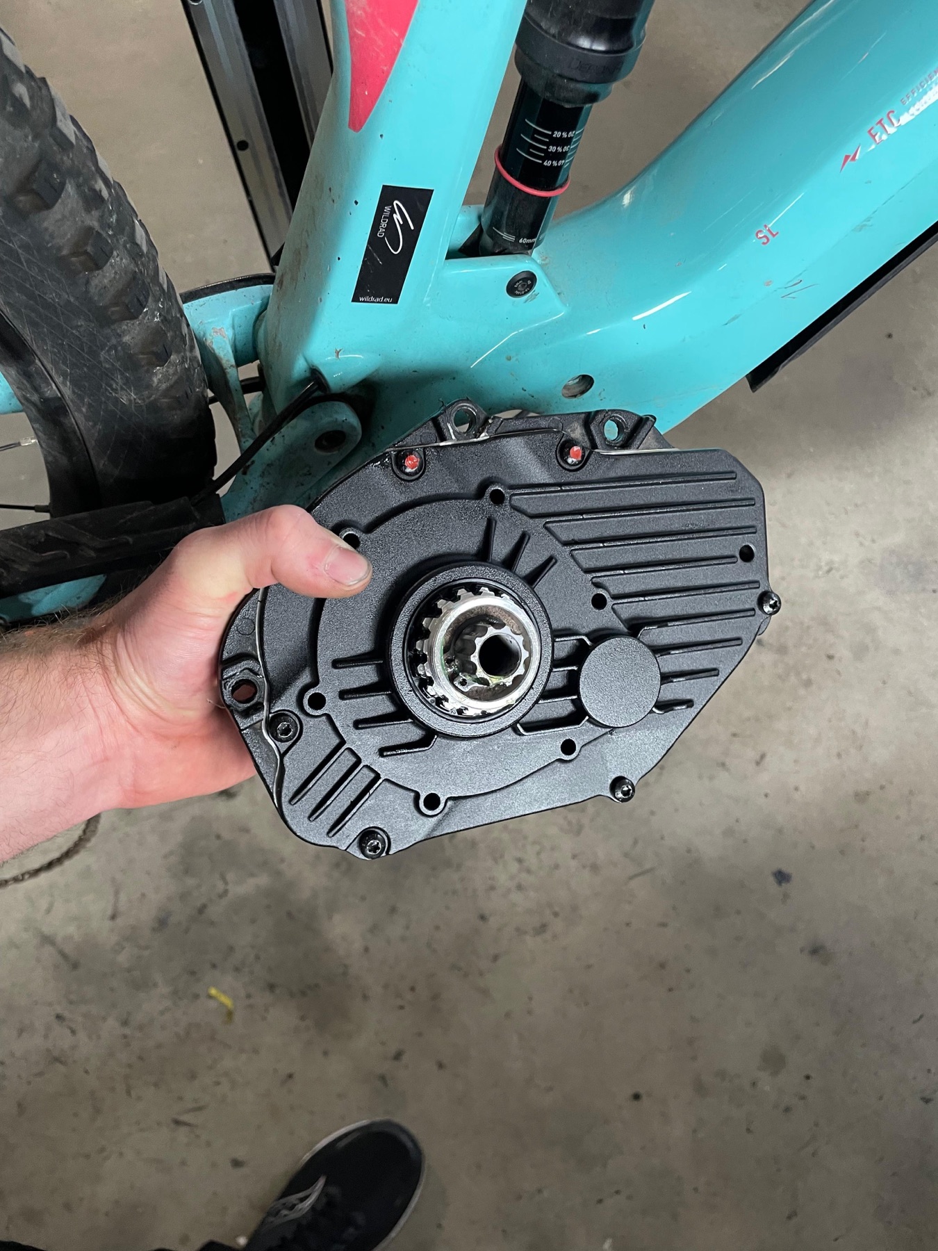 Bosch-Motor in den Händen eines Technikers